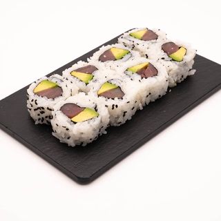 Uramaki Atún con Aguacate