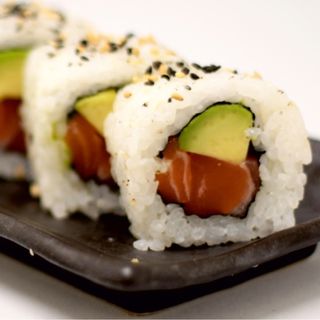 Uramaki Salmón Atún y Aguacate