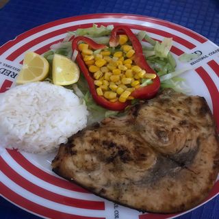Pez Espada Con Ensalada