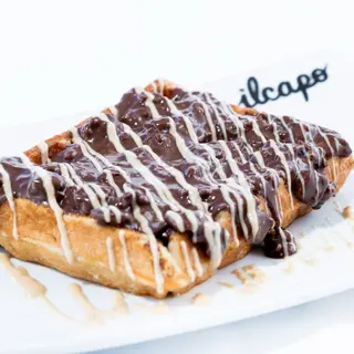 Gofre con crema de cacao con avellanas y barquillo y chocolate blanco