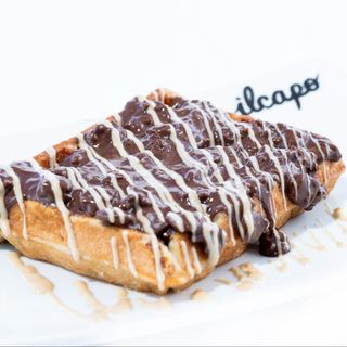 Gofre con crema de cacao con avellanas y barquillo y chocolate blanco
