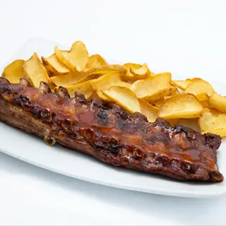 Costilla Asada a la Barbacoa con Patatas Fritas