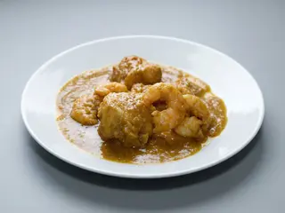Rape con Langostinos en Salsa de Marisco
