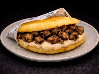 Arepa de Cochino frito y Queso Gouda.