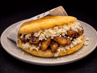 Arepa de Plátano con Queso.