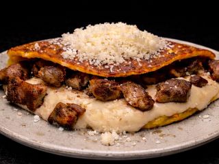 Cachapa de Cochino frito y Queso de mano