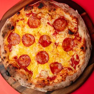 Pizza media masa pequeña cantimpalo, jamón y huevo duro