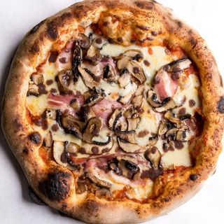 Pizza media masa pequeña champignones