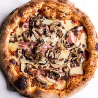 Pizza media masa pequeña champignones y carne picada