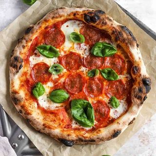 Pizza media masa pequeña caprese