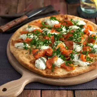 Pizza media masa pequeña salmón