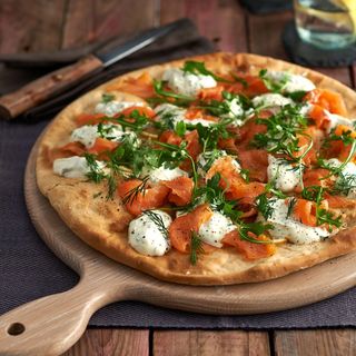 Pizza media masa pequeña salmón