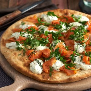 Pizza media masa pequeña salmón y morrones (pimientos rojos)