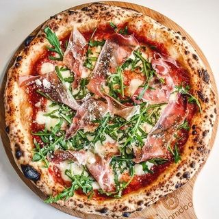 Pizza media masa pequeña especialidad de la casa Ed'mundo