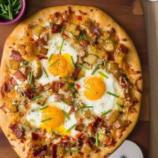 Pizza media masa pequeña jamón y huevo frito