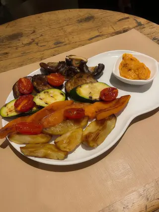 Parrillada de verduras eco del Prat de temporada con salsa romesco