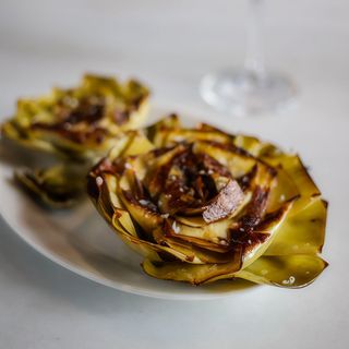 alcachofas eco del Prat confitadas en aceite oliva y acabadas plancha