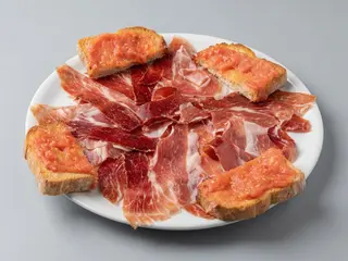 Jamón Ibérico De Cebo con  Tostada pan Tumaka