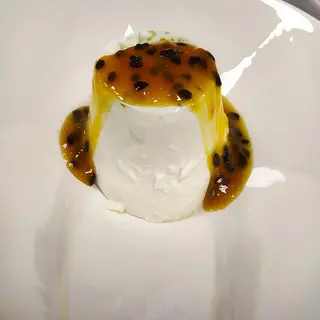 Panna Cotta con Coco, Lima y Maracuyá 