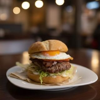Hamburguesa con lomo y huevo frito