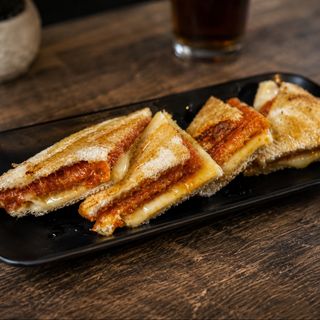 Triquini de sobrassada con emmental al toque de miel