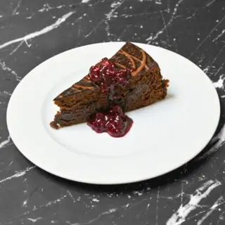 Pastel de chocolate con frutos rojos