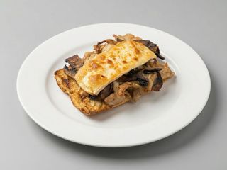 Coca de pollo rustido con brie y champiñones