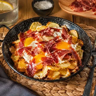 Huevos Rotos con virutas de jamón ibérico