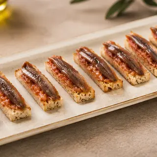 Anchoas con pan con tomate