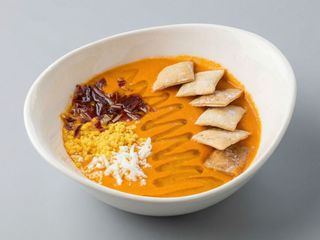 Salmorejo muy cremoso con regañás, jamón ibérico y huevo cocido