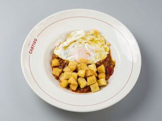 Pisto guisado con huevo frito