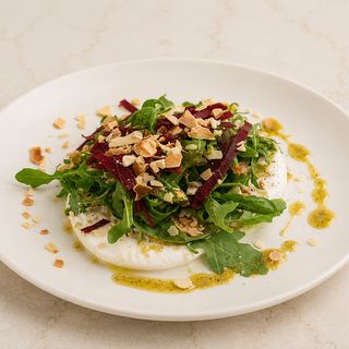 BURRATA CON CECINA, RÚCULA Y ALMENDRA FRITA