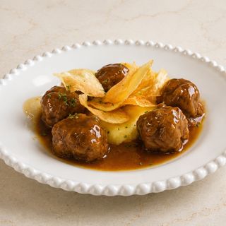 ALBONDIGAS DE WAGYU EN SALSA CON PATATAS , EN PURÉ Y FITAS