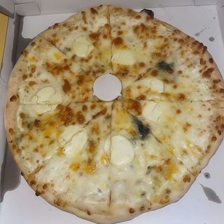 Pizza 4 quesos (mediana)