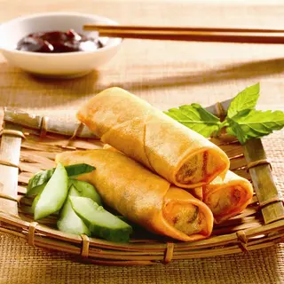 Rollo de primavera con ensalada