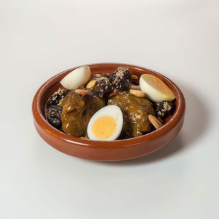 Tajín de ternera con ciruelas y almendras