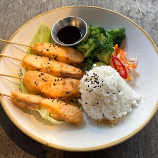 Salmon skewers with ginger sauce