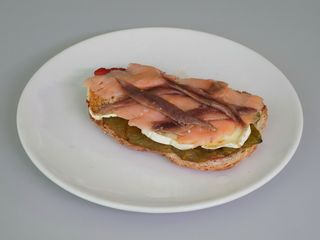 Tosta De Salmón, Queso Brie, Pimientos Asados Y Anchoas