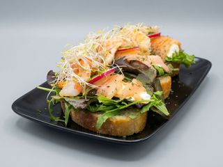 Tosta De Queso Crema, Salmón, Rúcula Y Huevo