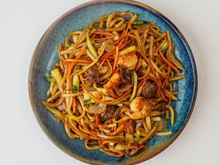 tallarines fritos con tres delicias