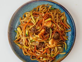 tallarines fritos con gambas