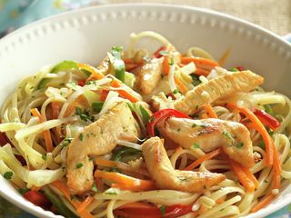 tallarines fritos con pollo