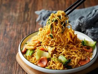 Ramen frito con Tres Delicias