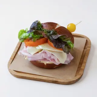 Bocadillo Pan Alemán Con Huevo, Jamón York y Queso