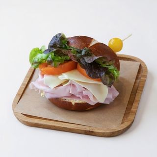 Bocadillo Pan Alemán Con Huevo, Jamón York y Queso