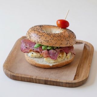 Bagel De Huevo, Bacon Y Aguacate