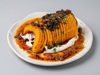 Calabaza, yogur-tahini y salsa macha