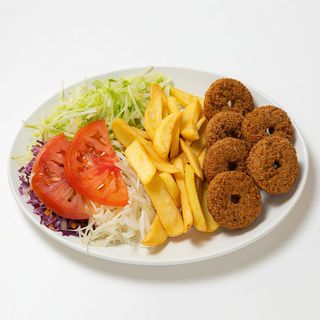 Plato Falafel Con Patatas Y Ensalada