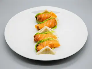 Rollitos De Salmón Con Esparrago Y Aguacate