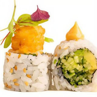 Roll de Langostino picante, aguacate, pepino y brotes frescos
